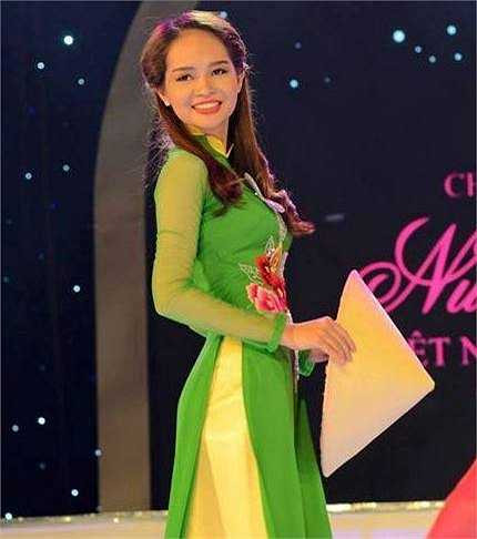 'Bên cạnh đó, để chuẩn bị lên ý tưởng cho phần thi Đại sứ Tài Năng, thiết kế các mẫu áo dài và dạ hội thực sự mất khá nhiều thời gian để chuẩn bị cho đêm chung kết. Thật may mắn khi mình đã có những bộ trang phục phù hợp với bản thân để tự tin tỏa sáng', Á khôi chia sẻ.