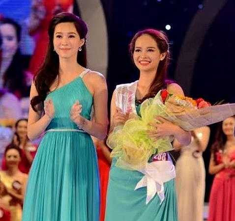 Bên cạnh đó, cô gái này còn là thí sinh có phần trả lời ứng xử hay nhất - Nữ sinh thanh lịch ĐH Quốc gia Hà Nội 2015, Á khôi 1 – Nữ sinh thanh lịch ĐH Quốc gia Hà Nội 2015.