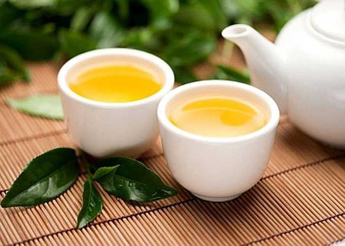 Ngậm chất chát: Chất chát có tính sát trùng nên sẽ chữa lành các nốt lở do nhiệt miệng. Bạn không cần tìm kiếm ở đâu xa. Có những chất chát lành tính như nước chè xanh, rau diếp cá, húng chanh, vỏ xoài… 