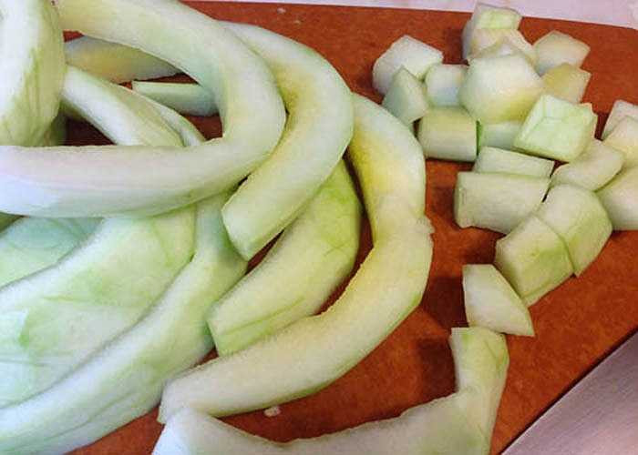 Vỏ dưa hấu có tính hàn, tác dụng thanh nhiệt giải độc nên thường được Đông y sử dụng để điều trị các bệnh nóng trong. Lấy 50g vỏ dưa hấu đem sao cho vàng, tán thành bột, trộn cùng mật ong bôi vào chỗ phát nhiệt 1-2 lần/ ngày.