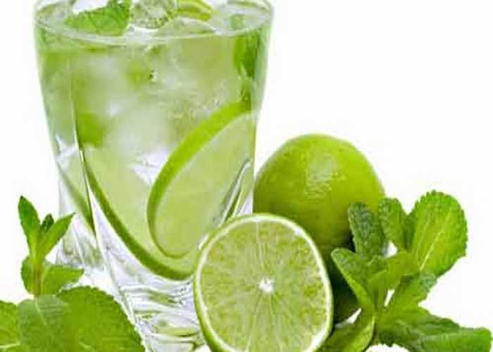 Nước cam và nước chanh là hai thứ đồ uống mát, rất giàu vitamin C. Uống mỗi ngày một ly nước cam, hoặc chanh (không uống khi bụng đói) sẽ hỗ trợ bạn thoát khỏi cơn đau khó chịu do nhiệt miệng.