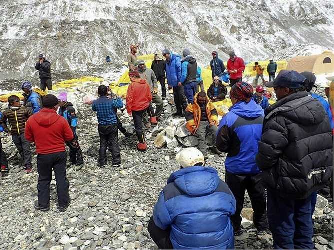 Ít nhất 18 người đã chết sau những trận lở tuyết do động đất ở đỉnh Everest