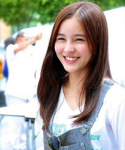 Aom tốt nghiệp cử nhân khoa Mỹ thuật đại học Srinakarinwirot Prasarnmit, Thái Lan.