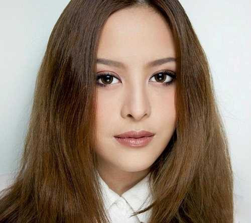 Nổi tiếng trên Youtube nhờ tài trang điểm, Pearypie được biết đến như một makeup artist và một fashionista nổi tiếng, xinh đẹp và quyến rũ ở Thái Lan.