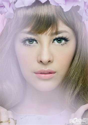 Cô đã tốt nghiệp bằng Cử nhân với chuyên ngành trình diễn và thực hành tại trường Central St Martins – trường ĐH nghệ thuật Luân Đôn