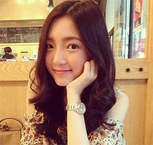 Bua Wansiri là một trong những hot girl đời đầu của Thái Lan thuộc thế hệ 8x nhưng vẫn được rất nhiều người yêu mến bởi gương mặt trẻ trung, xinh xắn và đặc biệt có phong cách thời trang ấn tượng