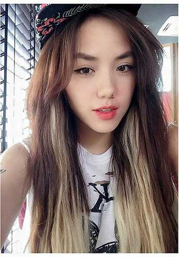 Phương Ly sở hữu vẻ đẹp hotgirl ngọt ngào, trong sáng cùng phong cách thời trang cá tính, năng động.