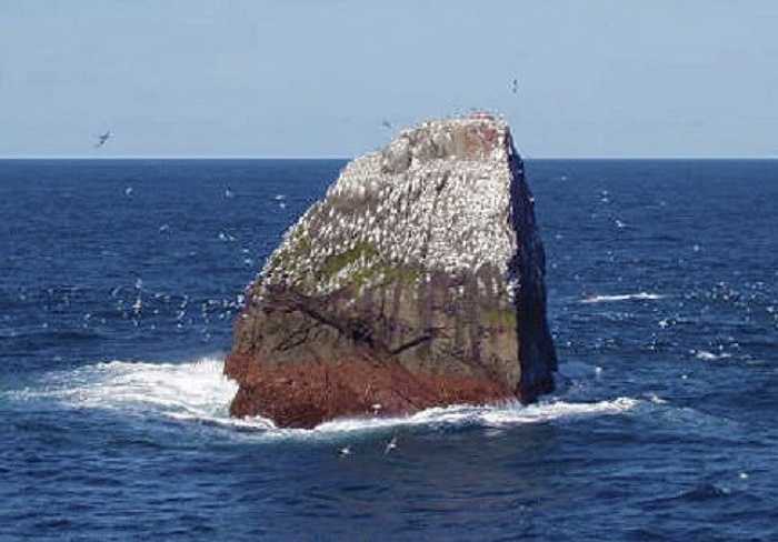 Rockall - một tảng đá rộng khoảng 30 mét đứng sừng sững giữa đại dương, cách bờ biển Vương quốc Anh 466km – chỉ mới có dưới 20 người đặt chân lên. Nhưng điều bí ấn ở hòn đảo này là xung quanh nó xảy ra rất nhiều vụ tai nạn tàu thuyền không rõ nguyên nhân.
