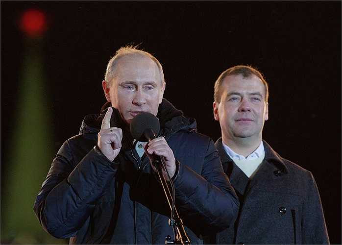 Tổng thống Nga Putin và Thủ tướng Dmitry Medvedev trong một cuộc mít tinh