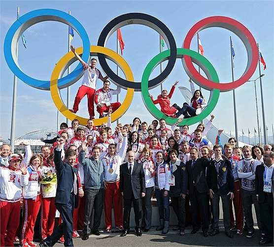 Nhà lãnh đạo Nga chụp ảnh cũng các vận động viên chiến thắng trong Thế vận hội mùa đông Sochi 2014