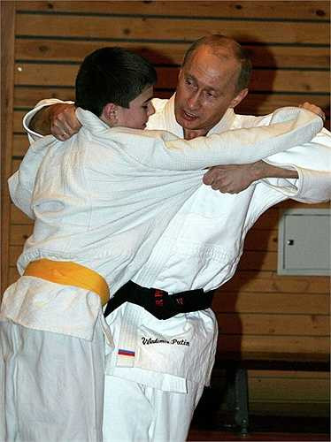 Tổng thống Putin thi đấu Judo với em học sinh trường Thể thao ở St. Petersburg năm 2005