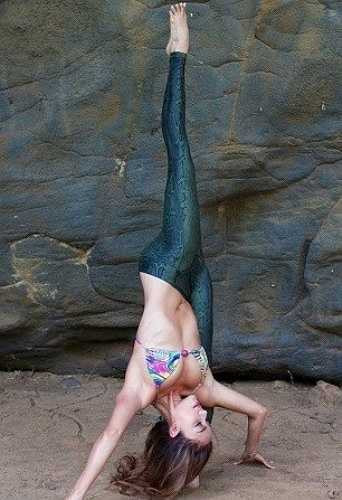 Michelle kết hợp bài học từ các bậc thầy yoga trên thế giới cùng kỹ năng nhảy vốn có của mình để tạo nên các tư thế mới. Các động tác này rất đơn giản, giúp cho người học dễ luyện tập. Cô gọi đó là Meshyoga.