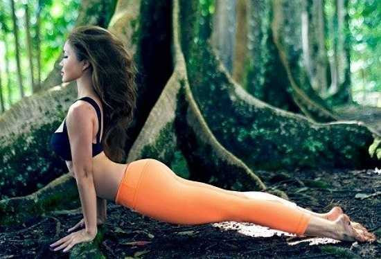 Cô dạy yoga ở nhiều nơi trên thế giới như Hong Kong, Thượng Hải (Trung Quốc), Bali (Indonesia), Hawaii, New York (Mỹ).