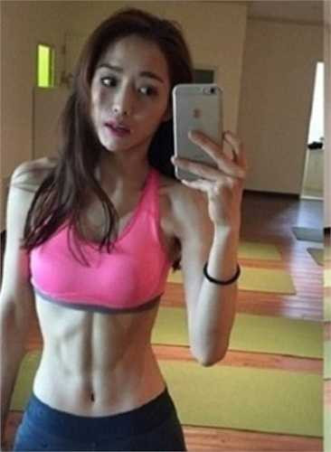 Kang Hyun Kyung - huấn luyện viên thể hình người Hàn Quốc - nổi tiếng với gương mặt xinh đẹp và vòng hai săn chắc.