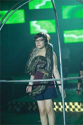 Tiêu Châu Như Quỳnh: Dù 'chơi trội' trên sân khấu The Remix song Tóc Tiên không phải giọng ca đầu tiên 'vác' trăn lên sân khấu âm nhạc. Trong live show năm 2014, cháu gái của Lam Trường mang con trăn nặng 30 kg lên sân khấu. 