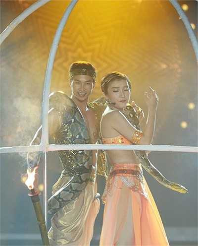 Màn vũ đạo ấn tượng cùng 'đạo cụ' biểu diễn độc và dị, Tiêu Châu Như Quỳnh khiến khán giả phấn khích khi thể hiện ca khúc Vấn vương. 