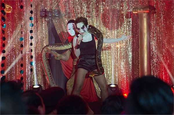 Thái Thùy Linh: Trong tiệc hóa trang Halloween tổ chức hồi tháng 10/2014, giọng ca Yêu đời cũng mang con trăn nặng 30 kg, dài 3 m lên sân khấu trình diễn ca khúc Wrecking ball. 