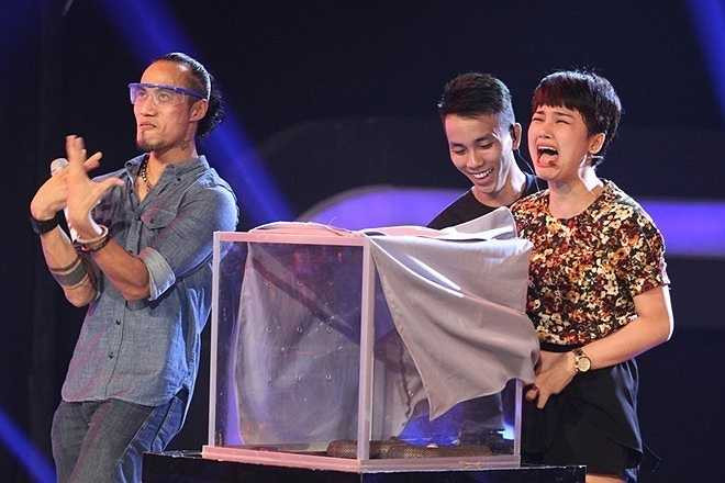 Miu Lê: Không có được sự chủ động như các đồng nghiệp kể trên, Miu Lê buộc phải vừa hát, vừa chạm vào những chú rắn trong một chiếc hộp bí ẩn khi tham gia chương trình Đố ai hát được. Điều này khiến giọng ca Giả vờ nhưng em yêu anh không giữ được bình tĩnh, hét thất thanh và nhanh chóng òa khóc.