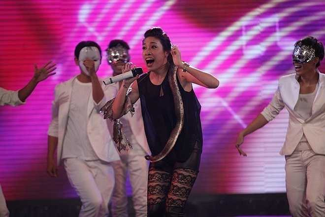 Pha Lê: Không 'khá' hơn Miu Lê là mấy, Pha Lê cũng có phản ứng vừa hát, vừa la hét thất thanh khi bất ngờ được rắn luc và ếch 'biểu diễn' cùng. 