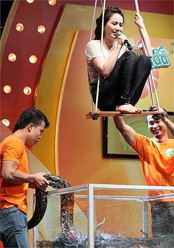 Bảo Thy: Trong lúc thể hiện ca khúc A thousand year, Bảo Thy bị đưa lên cao, rồi thả vào bể nước đầy rắn và trăn. Rất nhiều khán giả ở trường quay run rẩy chứng kiến cảnh giọng ca Thiên thần trong truyện tranh khổ sở hoàn thành nhiệm vụ. 