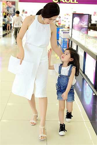 Cuối tuần qua, Lưu Hương Giang đưa con gái đến dự event của một nhãn hàng tại một trung tâm thương mại lớn. Nàng Cải Bắp diện cả cây trắng hợp mốt, trong khi cô công chúa đầu lòng lại năng động với quần yếm bò, giày thể thao. Đây là lần hiếm hoi, nữ ca sĩ cho bé Mina xuất hiện. 