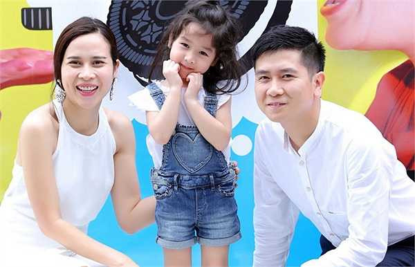 Ngại ngùng trước người lạ, nhưng khi ở bên bố mẹ, Mina thoải mái thể hiện những cử chỉ làm duyên rất dễ thương. 