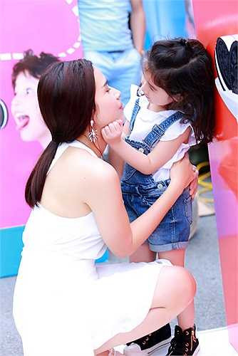 Nhóc tỳ cũng thích làm nũng với mẹ. 