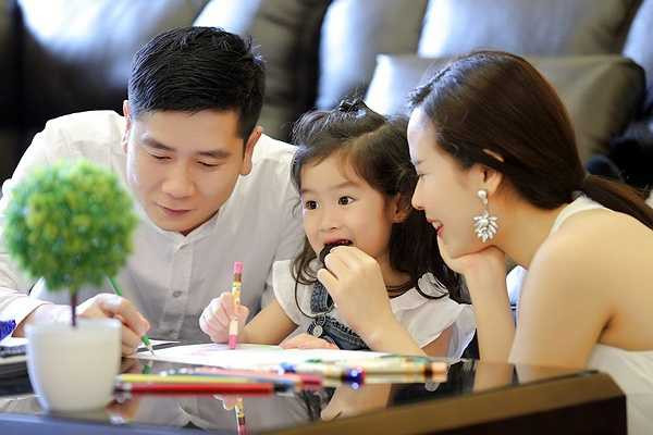 Thời gian này, cả hai vợ chồng nữ ca sĩ đều bận rộn với lịch làm việc dày đặc nên ít được ở bên nàng công chúa bé nhỏ. Hồ Hoài Anh đảm nhận vai trò giám đốc âm nhạc cho The Remix, còn Lưu Hương Giang lại có nhiều show ca nhạc. 