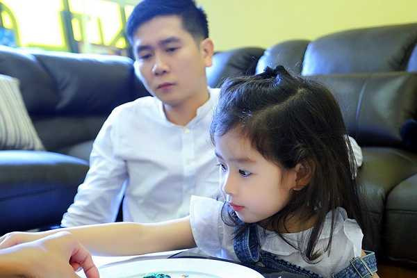 Hồ Hoài Anh chia sẻ, anh luôn chú trọng việc vun vén cho tổ ấm và dạy dỗ con cái. Vì thế, bất cứ khi nào được rảnh, anh đều muốn ở bên con. 