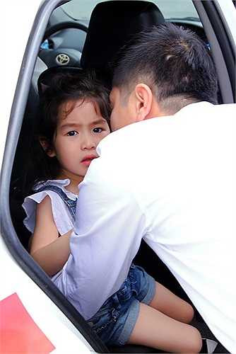 Sau sự kiện, cả hai vợ chồng Lưu Hương Giang phải ra sân bay vào TP HCM. Khi phải chia tay bố mẹ, Mina đã nước mắt ngắn dài. 