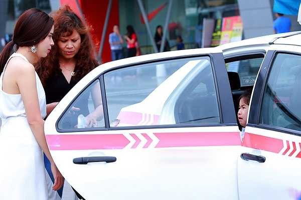 Nhìn con khóc gọi mẹ, nàng Cải Bắp không nỡ rời xa. 