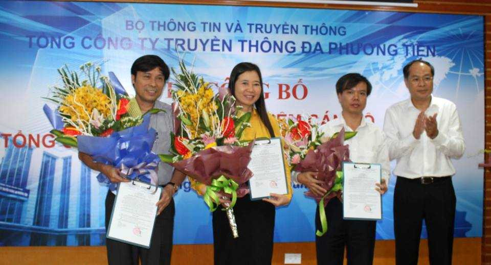 Chủ tịch Lưu Vũ Hải trao quyết định và tặng hoa cho các đồng chí giữ chức Phó tổng giám đốc