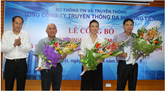 Chủ tịch Lưu Vũ Hải trao quyết định và tặng hoa cho các đồng chí Thành viên hội đồng thành viên