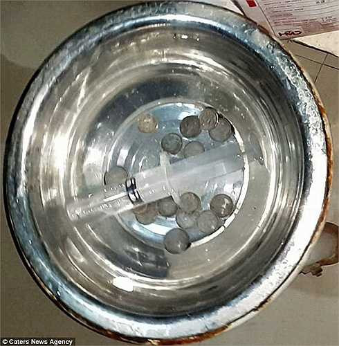 Anh Rajpal đã phải dùng đến sữa hoặc nước hoa quả để nuốt chửng những đồng xu, đinh tán hay ốc vít. 