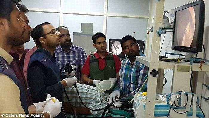 Sau ca mổ, bác sỹ cho hay: ‘Vẫn còn một số vật kim loại sót lại nhưng cơ thể bệnh nhân đang quá suy nhược, phải đợi 7 ngày nữa chúng tôi mới có thể thực hiện thêm một ca mổ khác để loại bỏ hoàn toàn những vật thể lạ’. 