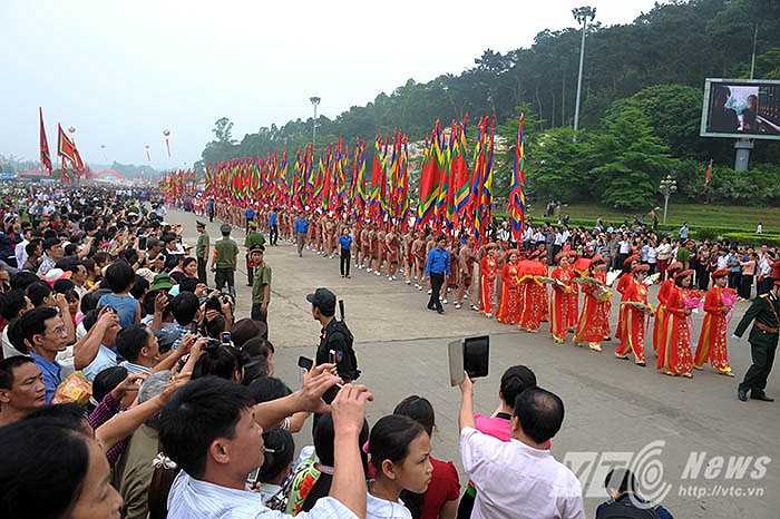 Lễ hội Đền Hùng năm 2015 diễn ra trong 6 ngày (từ 5-10/3 âm lịch) tại khu di tích lịch sử Đền Hùng, TP Việt Trì, tỉnh Phú Thọ. Trong đó, điểm nhấn là lễ Giỗ Tổ Hùng Vương vào ngày 28/4 (Tức ngày 10/3 âm lịch)