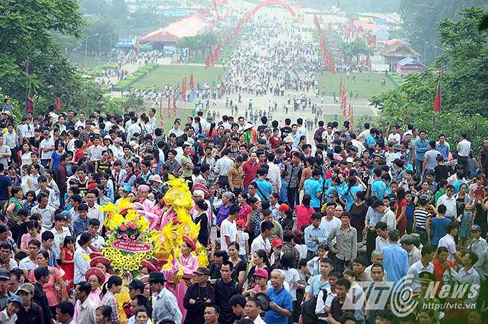 Ngay từ sáng sớm, dòng người đổ về Khu di tích Đền Hùng đã rất đông, kiên trì nhích từng bước để lên núi Nghĩa Lĩnh nơi đặt đền thờ các vua Hùng.