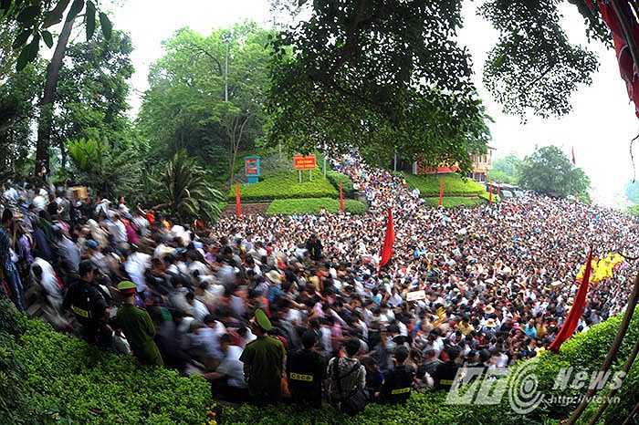 Biển người nối đuôi nhau đổ dồn lên khu đền chính.