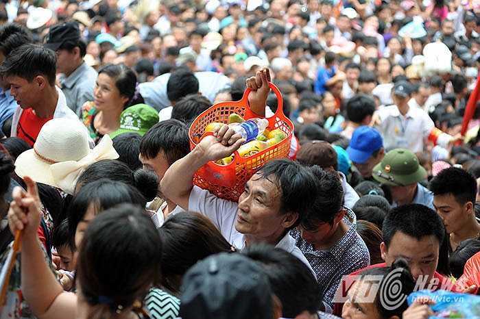 Vẻ mệt mỏi của du khách khi vượt qua được đám đông để lên khu đền chính. (Ảnh: Việt Linh)