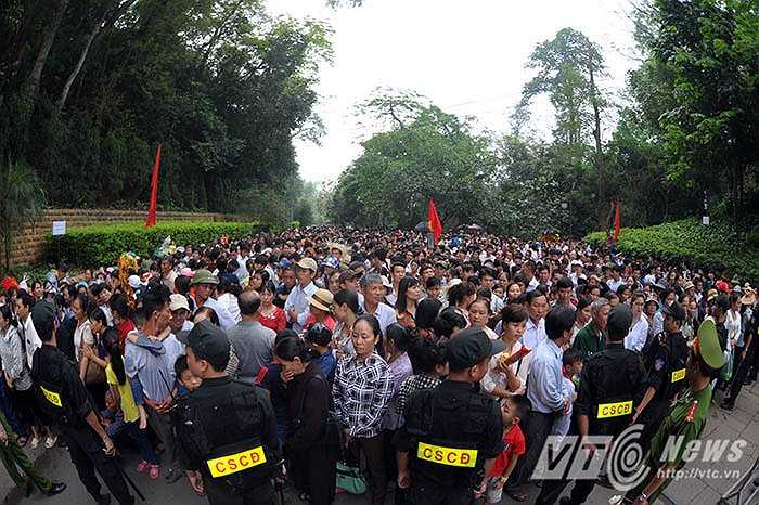 Mọi ngả đường dẫn lên khu đền đều chật kín người.