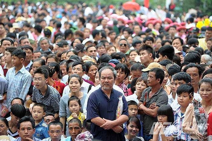 Người dân kiên nhẫn chờ đợi đến giờ lối lên khu đền chính được mở.