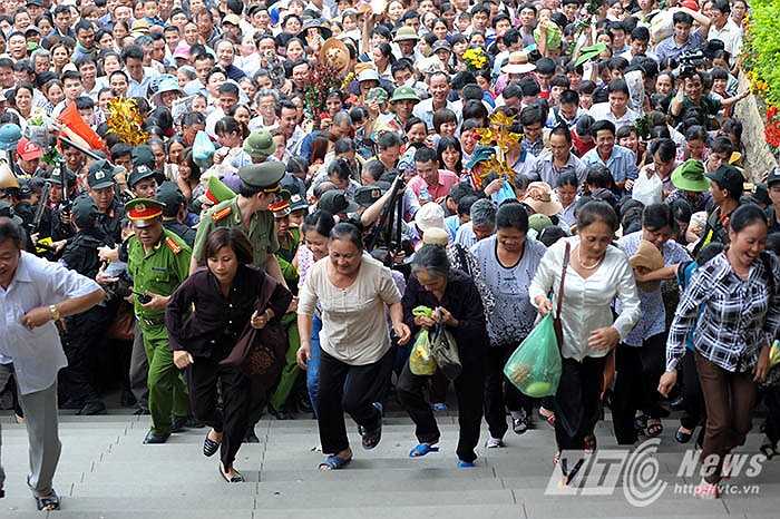 Đúng 8 giờ sáng, lối lên núi Nghĩa Lĩnh được mở cho người dân và du khách lên đền thắp hương và dâng lễ.