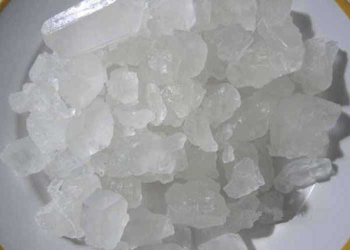 Phèn chua trị hôi nách hiệu quả nhất. Dùng phèn rang lên, tán mịn thành bột. Sau khi tắm rửa sạch sẽ và lau khô vùng nách rồi dùng bột phèn xát lên nách. Làm 1 lần mỗi ngày. Hiệu quả chỉ sau chưa đến 1 tuần.