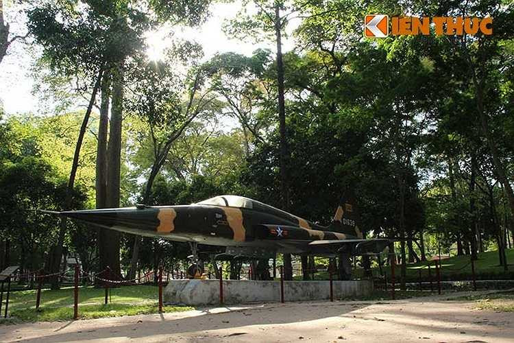 Lúc 8h30 phút sang 8/4/1975, phi công Nguyễn Thành Trung (điệp viên của ta được cài cắm vào Không quân VNCH) đã lái tiêm kích F-5E ném bom vào Dinh Độc lập khiến chính quyền Nguyễn Văn Thiệu hoảng sợ. Đây được xem là lần thứ 2 Dinh Độc lập bị ném bom, lần đầu vào ngày 27/2/1962, 2 phi công VNCH đã dùng máy bay AD-6 ném bom phá hủy phần chính cánh trái của dinh. 