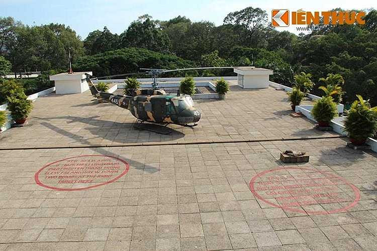 Theo các tài liệu sau này, trong 2 lần cắt 4 quả bom, có một lần trúng đích nhưng chỉ một quả nổ gây hư hại đáng kể ở phần phía sau Dinh Độc lập. Sau đó, phi công Nguyễn Thành Trung còn tiếp tục nã đạn 20mm vào kho xăng Nhà Bè, rồi điều khiển máy bay hạ cánh an toàn xuống sân bay dã chiến ở vùng giải phóng Phước Long. Ảnh: vòng tròn đỏ là vị trí 2 quả bom mà phi công Nguyễn Thành Trung thả xuống, gần đó là chiếc trực thăng UH-1 của Tổng thống Thiệu. 