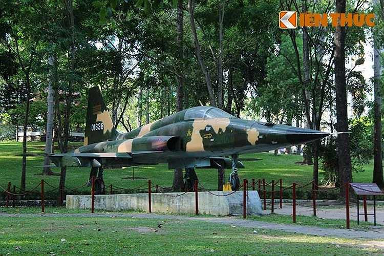 Chiếc tiêm kích F-5E do phi công Nguyễn Thành Trung điều khiển, hôm nay được trưng bày trang trọng ở trong khuôn viên Dinh Độc lập. 