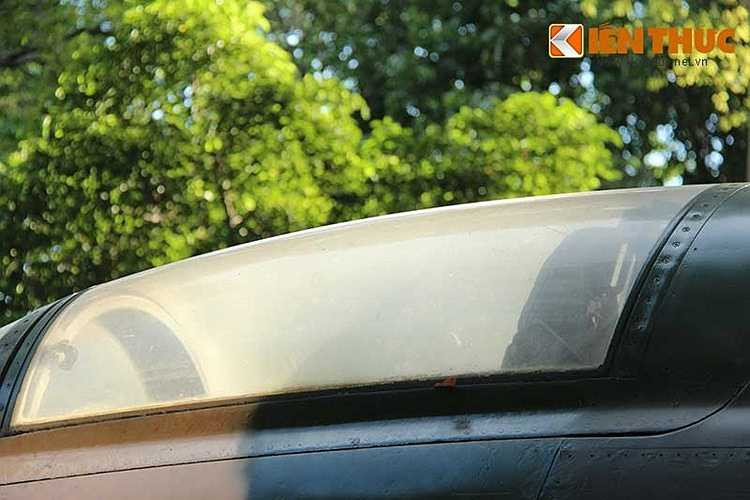  Cận cảnh nắp kính buồng lái tiêm kích F-5E – nơi phi công Nguyễn Thành Trung ngồi cách đây 40 năm trước. Khi đó, ông đã lái chiếc F-5E hạ cánh ở đường băng dài 1.000m, trong khi yêu cầu của nhà sản xuất phải là 3.000m. 