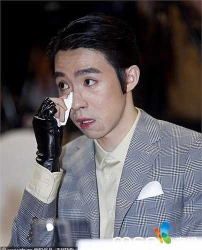 Du Hạo Minh từng là sao trẻ triển vọng của showbiz Hoa ngữ khi nhanh chóng được chú ý nhờ phim Cùng ngắm mưa sao băng. Năm 2010, Du Hạo Minh gặp tai nạn bỏng kinh hoàng trên phim trường. Mất hơn 4 năm chữa trị, gương mặt của anh thay đổi với nhiều vết sẹo loang lổ. Các nhà làm phim vì thế cũng không còn mặn mà với tài tử sinh năm 1987. Kịch bản phim dần dời xa Du Hạo Minh.