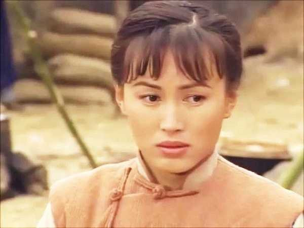 Nổi tiếng với vai diễn Tú Xảo trong Ngày mai trời lại sáng, khi đang ở thời kỳ đỉnh cao, Trần Tú Văn đột ngột tuyên bố kết hôn với Lâm Quốc Hùng và đây có thể nói là sai lầm lớn nhất trong đời. Lâm Quốc Hùng đã nợ hàng chục triệu HKD, thậm chí còn bỏ trốn để mặc Tú Văn trả nợ.