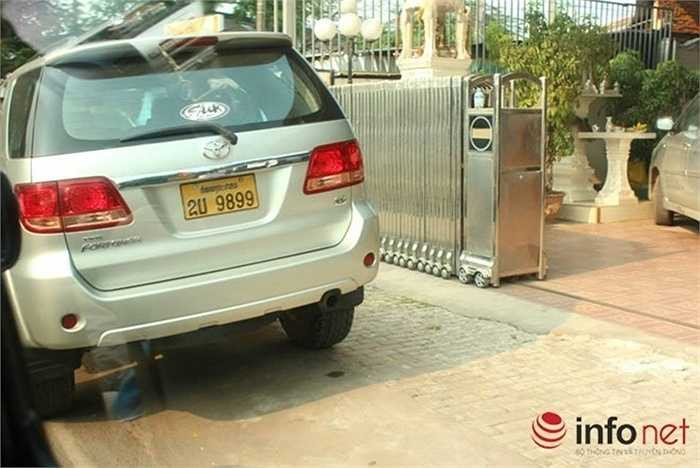 Ở Lào, dường như ô tô nhiều hơn xe máy, không hiếm xe đắt tiền. Điều đặc biệt, biển số xe của Lào, biển đẹp nhiều hơn những biển khác... Chỉ quan sát một chút, bất cứ ai cũng có thể tìm thấy những chiếc xe tứ quý 5, tứ quý 9, tứ quý 1, tứ quý 8 chạy trên đường hoặc đậu ở ven đường mà không cần bảo vệ...